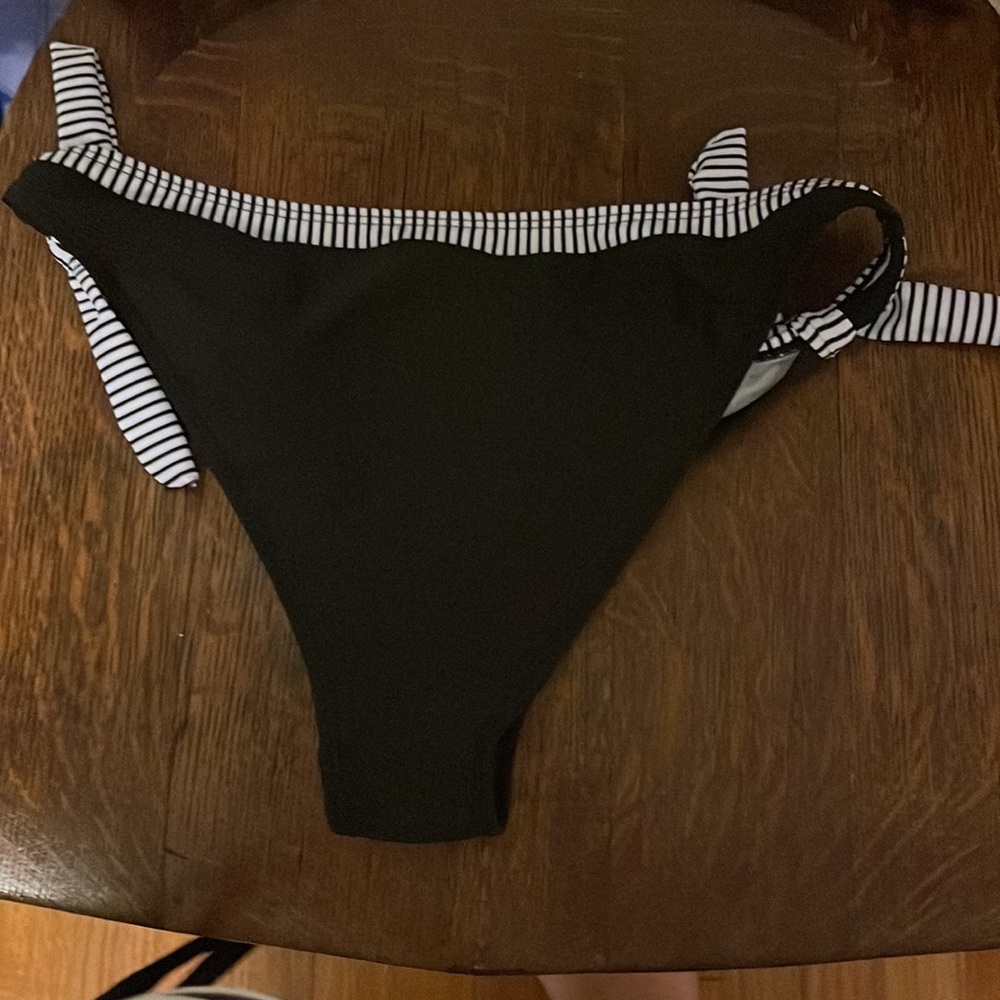 Bikini - Picture 2 of 2